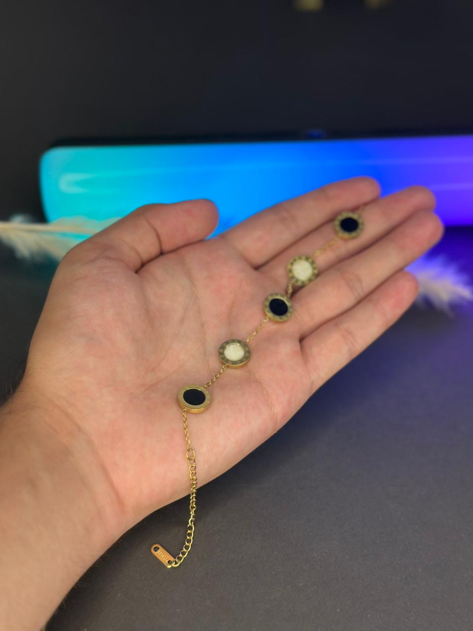 Black & Mother-of-Pearl Style